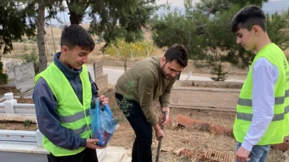 Mezarlık temizliği yapıp çam fidanı diktiler
