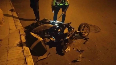 Motosiklet ile otomobil çarpıştı: 2 yaralı
