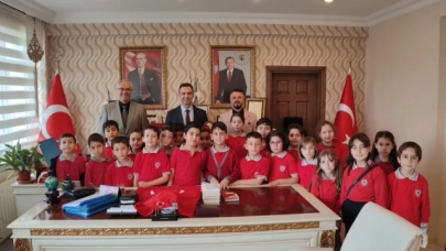 ÖĞRENCİLER 100. BAYRAĞI KAYMAKAM ŞAFAK GÜRÇAM’A HEDİYE ETTİ.