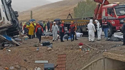 Otobüs kazasında 7 ölü, 40 yaralı