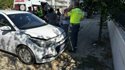 Otomobili park ederken kardeşine çarptı