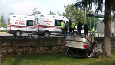 Park halindeki araca çarpan otomobil cami bahçesine uçtu: 11 yaralı