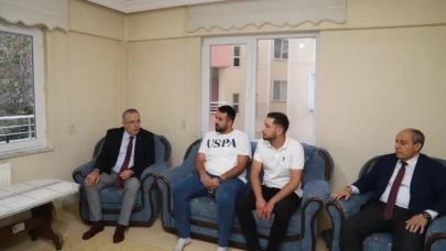 Rektör Turabi'den öğrenci evine çat kapı ziyaret