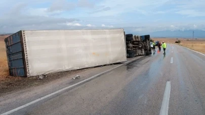 Rusya'ya mobilya taşıyan tır Amasya'da kaza yaptı: 1 yaralı