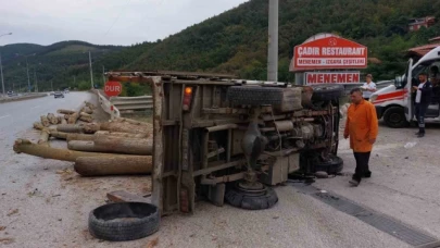 Samsun'da lastiği patlayan kamyonet devrildi: 1 yaralı