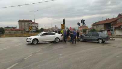 Suluova'da Otomobil Çarpışması: 2 Yaralı