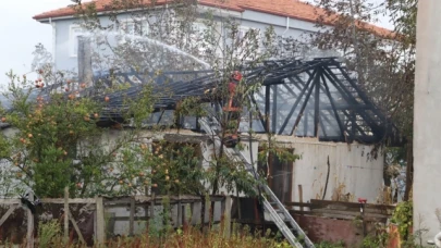 Tek katlı evin çatısı alevlere teslim oldu: 1 kişi dumandan etkilendi