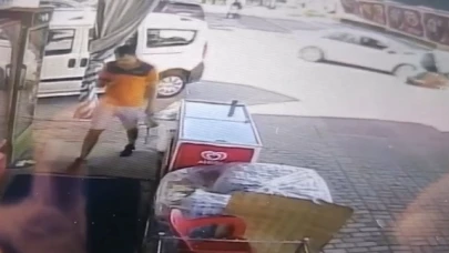 Ters yönden gelen motosiklet otomobille çarpıştı, kaza anları güvenlik kamerasında