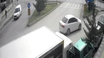 Ticari taksi kavşakta trafik levhalarına çarptı