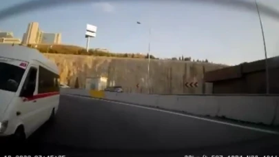 Trafikte dehşeti yaşadılar: Seyir halindeyken üzerlerine servis aracı devrildi