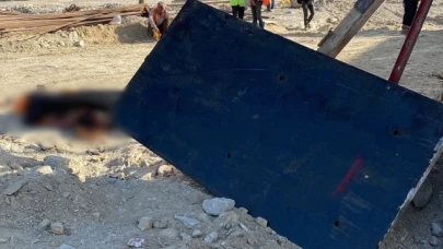 Üzerine tonlarca ağırlığındaki demir kalıp düşen işçi hayatını kaybetti