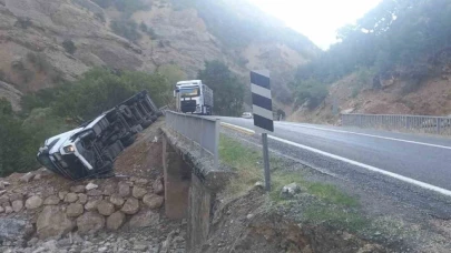 Virajı alamayan tır devrildi: 1 yaralı