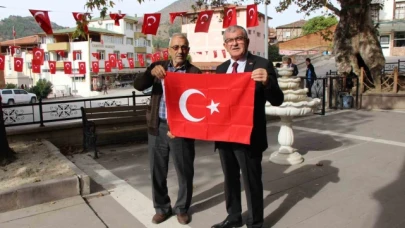 Ziyaret'te Cumhuriyet'in 100. yılına özel her eve bayrak dağıtıldı