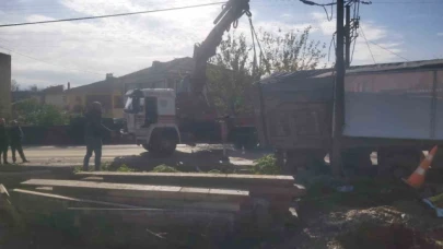 25 tonluk tır kanala düştü