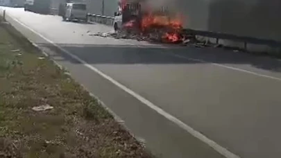 Amasya'da atık karton yüklü pikap yolun ortasında yandı