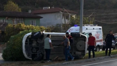 Amasya'da kontrolden çıkan otomobil refüje devrildi: 4 yaralı
