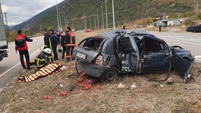 Amasya'da otomobil refüjdeki aydınlatma direğine çarptı: 3 yaralı