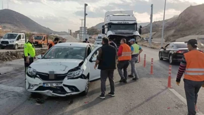 Amasya'da tır ve 4 otomobilin karıştığı zincirleme kazada  5 kişi yaralandı