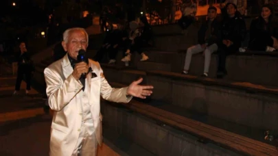 Amasyalı İsmail dede her akşam sokakta konser veriyor