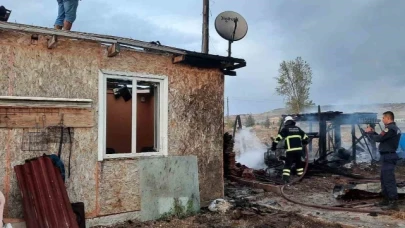 Bağ evinde çıkan yangında elektrik kabloları patladı