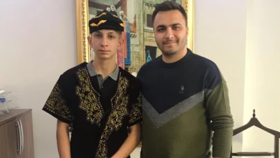 Başarılı öğrenciye Kazakistan Türk Kıyafeti Hediye Ettiler