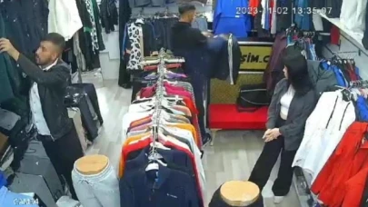 Biri mağaza çalışanını oyaladı, diğeri çaldı