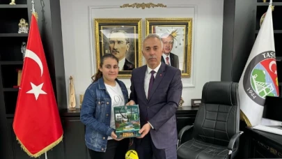 Birinci Olan Sporcuyu Makamında Kabul Etti