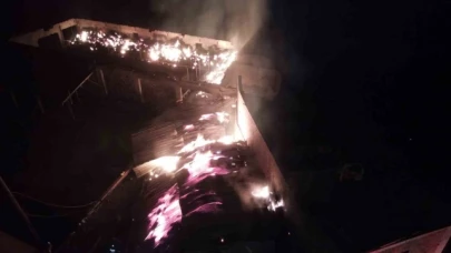 Çıkan yangında 3 traktör, 1 kamyonet ve binlerce saman balyası tamamen yandı