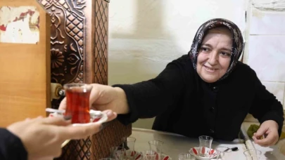 Eşi ölünce çay ocağının başına kendisi geçti
