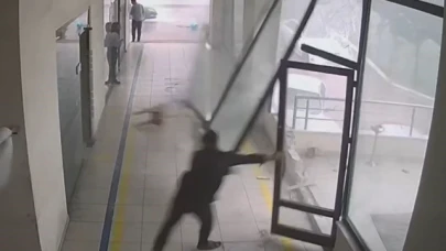 Fırtına iş yerinin kapsını yerinden söktü