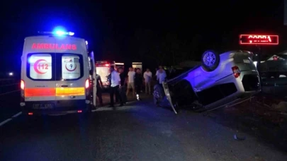 Hafif ticari araç, iki otomobile çarpıp ters döndü: 1 yaralı