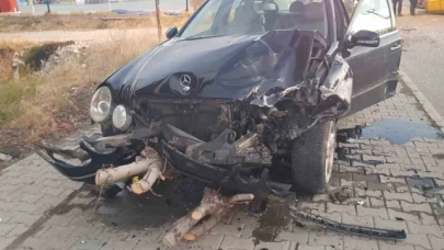 İki otomobil çarpıştı: 3 yaralı