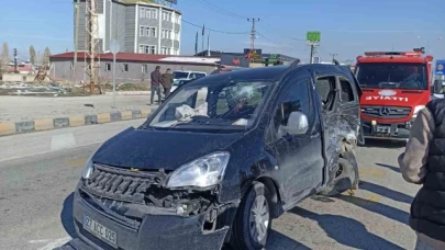 Kamyonetler çarpıştı: 1 yaralı