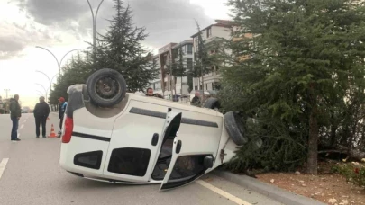Kontrolden çıkan hafif ticari araç, refüjdeki ağacı kırarak devrildi: 1 yaralı