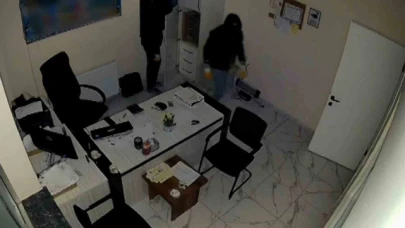 Maskeli hırsızlar kamerayı çevirip kasayı soydu