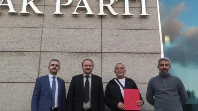 Merzifon Ak Parti İlçe Başkanı Şahinoğlu mazbatasını aldı.