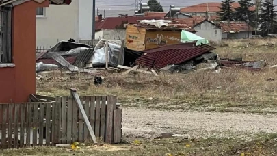 Merzifon’da fırtına hayatı olumsuz etkiledi.