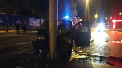 Minibüs yön levhasına çarptı, sürücü yaralandı