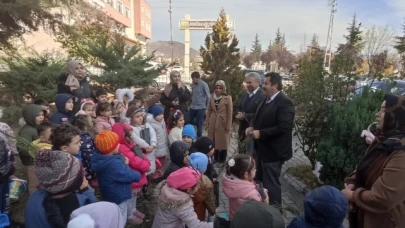 Minik öğrenciler fidan dikti