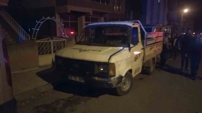Motosiklet ile kamyonet çarpıştı: 1 ölü