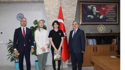 Müdür Türkmen, Türkiye birincisi Esra Çelik'i makamında kabul etti