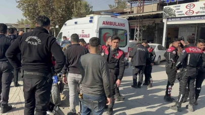 Otomobil kavşakta yunus ekiplerine çarptı