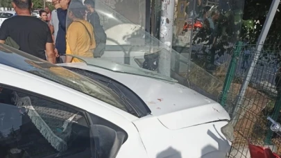Otomobil öğrencilerin bulunduğu otobüs durağına daldı