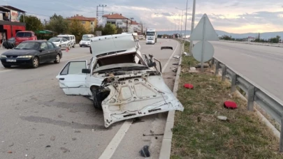 Suluova'da aynı yönde giden araçlar çarpıştı: Feci kazada 2 kişi yaralandı