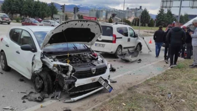 Suluova'da iki otomobil çarpıştı: 3 yaralı