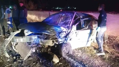 Ticari araç ile otomobil kafa kafaya çarpıştı: 4 yaralı