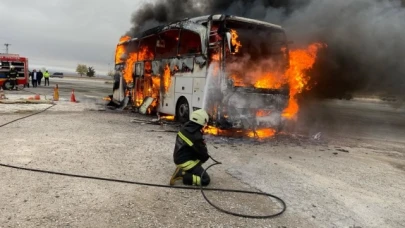 Yolcu otobüsü alev alev yandı