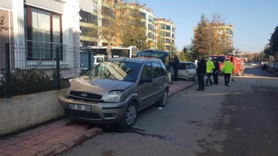 2 araç çarpıştı 3 kişi yaralandı
