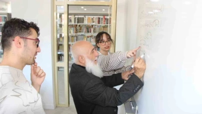 4. defa DGS'ye hazırlanan Yaşar dedeye Üniversitelilerden özel matematik dersi