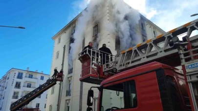 5 katlı binada meydana gelen doğal gaz patlamasında 1'i ağır 3 yaralı